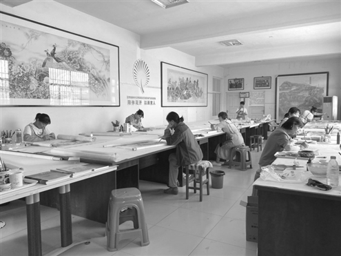 当地家庭主妇正在认真作画